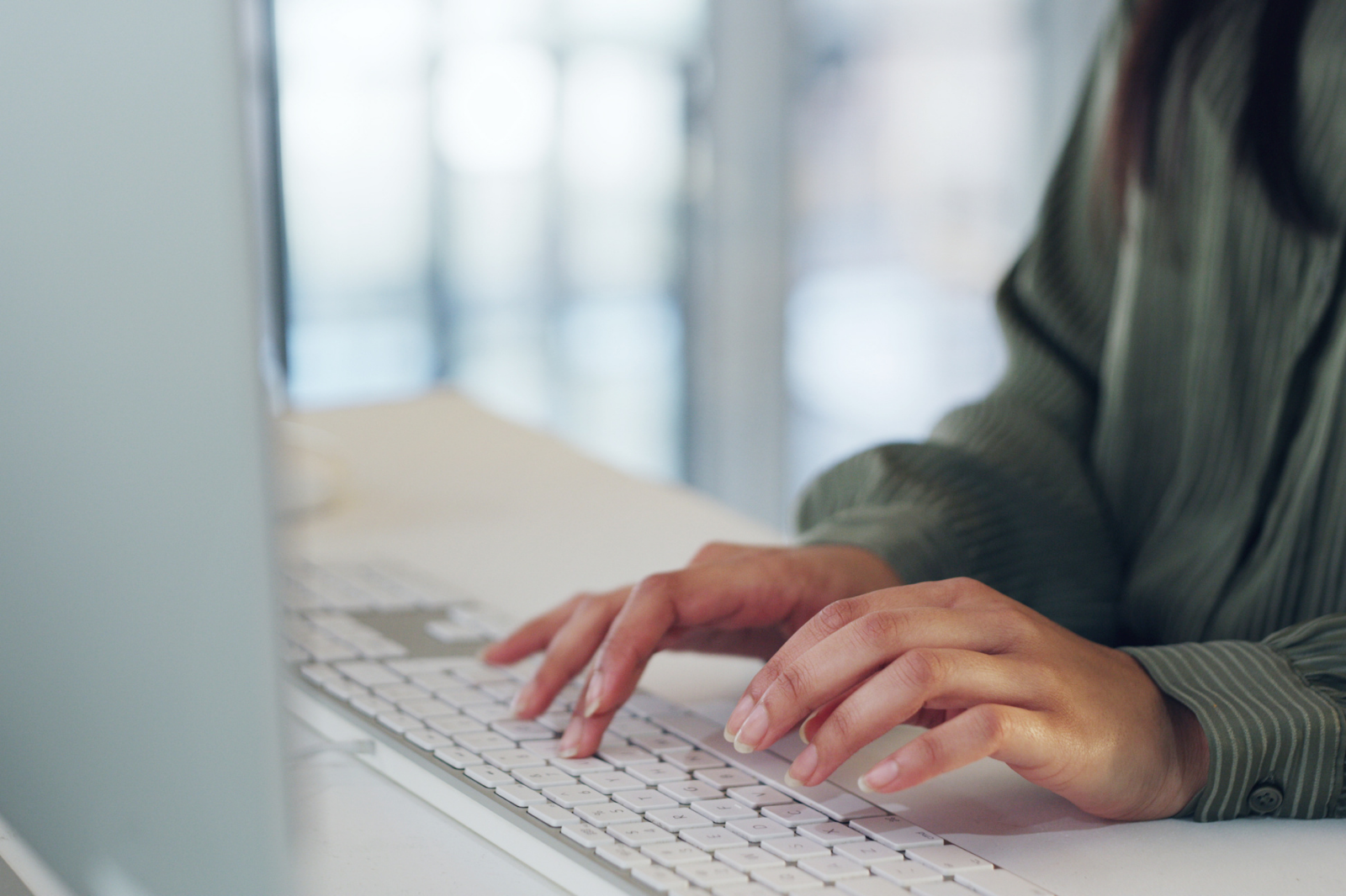 內容行銷人員撰寫文章中